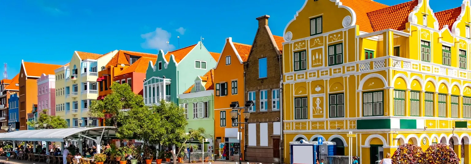 Gekleurde huisjes aan een boulevard in Curaçao.